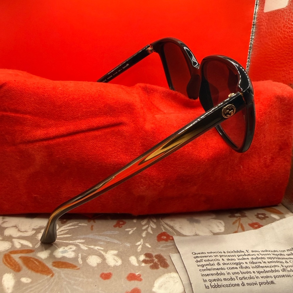 Gucci Black Women's Oversized Sunglasses - Picture 5 of 16
